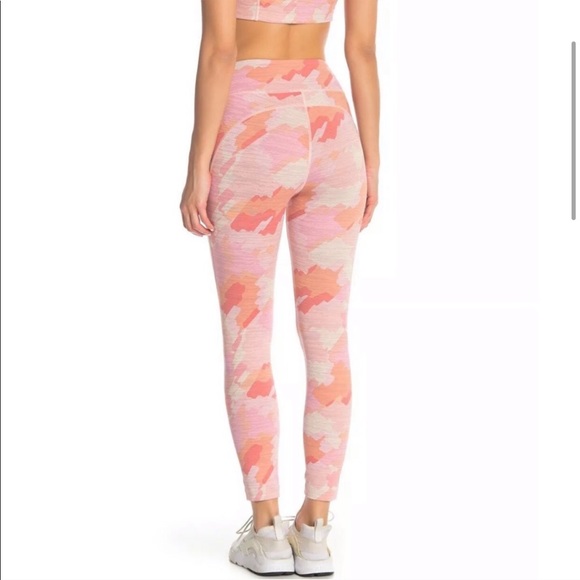 Outdoor Voices • TechSweat Flex 3/4 Leggings - Picture 3 of 7